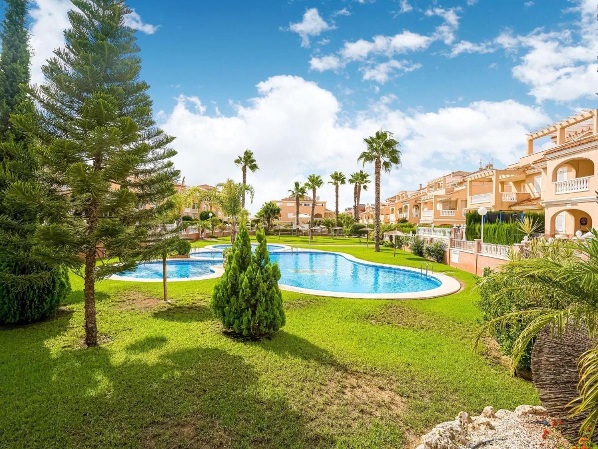 Belvilla By Oyo Lovely Bungalow With Swimming Pool أوريويلا المظهر الخارجي الصورة